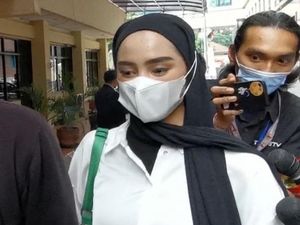 Dinan Fajrina Jenguk Doni Salmanan di Tahanan