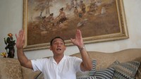“Kan dibilang cewek itu dari Venus, laki-laki dari Mars. Terus cowok rasional, cewek emosional. Artinya apa? Artinya kita harus mempelajari emosionalnya perempuan. Akhirnya gue punya teman banyak, teman cewek juga banyak. Gue dianggap bagian dari mereka, im one of the girls, I’m one of the gang. kita memposisikan diri menjadi orang yang berguna untuk orang lain. Tapi orang bilang, ‘wah ini playboy’, ini ngebersihinnya gampang, kalau merekanya cuma gue mainin, mereka udah benci sama gue. Orang yang nggak punya hati baik itu nggak mungkin juga dikerubungi sama cewek-cewek.” Foto: Agung Pambudhy/detikcom