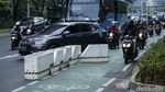 Pembatas Jalur Sepeda di Sudirman Ini Tutupi Jalan, Kok Bisa?