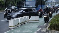 Hampir separuh jalur sepeda tertutup oleh Sabuk Nusantara.