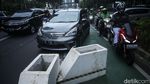 Pembatas Jalur Sepeda di Sudirman Ini Tutupi Jalan, Kok Bisa?