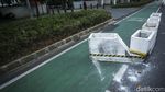 Pembatas Jalur Sepeda di Sudirman Ini Tutupi Jalan, Kok Bisa?