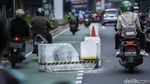 Pembatas Jalur Sepeda di Sudirman Ini Tutupi Jalan, Kok Bisa?