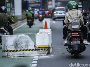 Pembatas Jalur Sepeda di Sudirman Ini Tutupi Jalan, Kok Bisa?