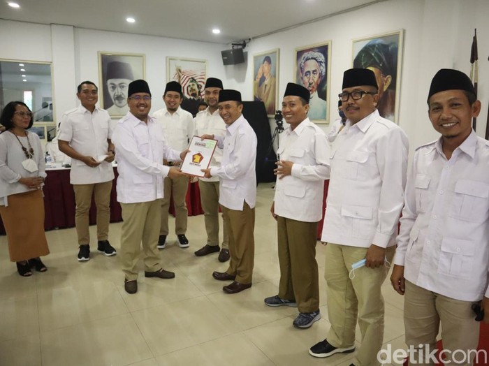 DPD Gerindra Jatim menyerahkan surat keputusan (SK) kepada 10 DPC Gerindra