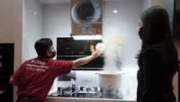Salah satunya yakni dengan menghadirkan AMG9007-i range hood yang di desain dengan teknologi terbaru dengan jarak dengan sumber asap yang super dekat yakni 335mm, begitu asap diproduksi langsung terhisap oleh range hood ini.
