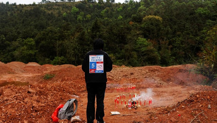 Pesawat Boeing 737-800 milik maskapai China Eastern Airlines yang jatuh di Guangxi, China bagian selatan. Sejumlah warga menyalakan dupa dan berdoa untuk korban pesawat.