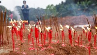 Warga menyalakan dupa di Desa Simen tidak jauh dari lokasi jatuhnya Boeing 737-800, 22 Maret 2022.