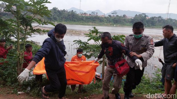Evakuasi mayat dari Sungai Citarum.