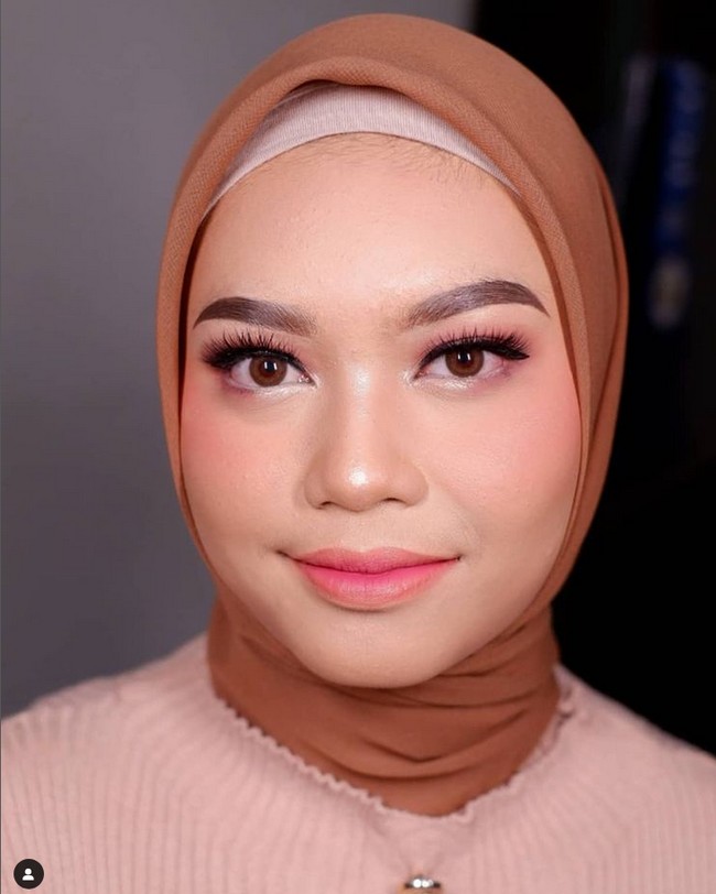 Wanita yang tinggal di Tangerang itu mengaku capek karena dibanding-bandingkan dengan wanita lain oleh pria yang kini sudah jadi mantan kekasihnya. Gara-gara itu, dia pernah sampai diet mati-matian hingga stres. Nggak mau ketemuan sama orang, tidur terus di kamar gelap. Setelah tiga bulan, aku nyoba buat maafin diri aku dan orang-orang yang menyakiti aku, baru setelahnya aku mencobaa melakukan hal-hal positif buat diri aku, tuturnya. Foto: Dok. Instagram @amalia.idris.