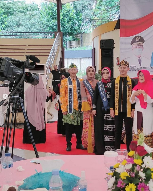 Amalia kemudian kembali bangkit dan mulai berdamai memaafkan diri sendiri dan orang lain. Contohnya kayak diet dan perawatan juga ikut hal-hal positif yang bisa bantu aku glow up. Termasuk pada saat aku jadi finalis Putri Banten 2021. Saat-saat aku sudah mulai bisa melawan insecureku, kenangnya. Ia kini sudah tidak pernah merasa insecure lagi dan aktif bekerja sebagai brand specialist di salah satu perusahaan startup. Foto: Dok. Instagram @amalia.idris.