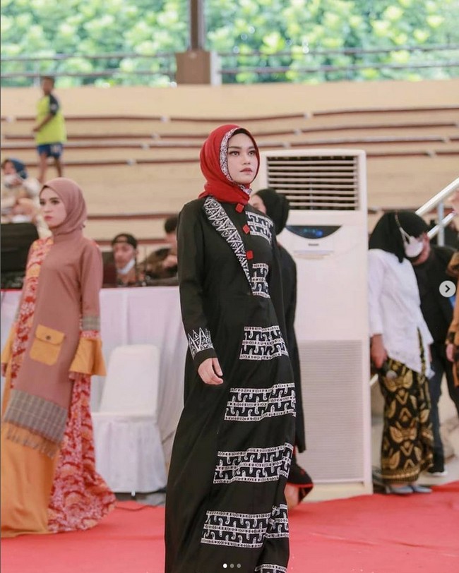 Video kisah glow up tersebut sudah ditonton lebih dari 6,6 juta Views. Warganet ada yang memberikan semangat dan memuji perubahan wanita tersebut. Mbaknya cakep dari sudut pandang manapun. Gak perlu validasi orang lain. semangat untuk terus mencintai diri sendiri🥰, ucap akun @vaa. Kita akan terlihat sempurna dimata orang yang tepat,😊 semangat gak usah mikir cowok yang gak bisa menghargai kita yang apa adanya, ujar akun @rchmhhiedy. Foto: Dok. Instagram @amalia.idris.