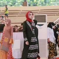 Video kisah glow up tersebut sudah ditonton lebih dari 6,6 juta Views. Warganet ada yang memberikan semangat dan memuji perubahan wanita tersebut. Mbaknya cakep dari sudut pandang manapun. Gak perlu validasi orang lain. semangat untuk terus mencintai diri sendiri🥰, ucap akun @vaa. Kita akan terlihat sempurna dimata orang yang tepat,😊 semangat gak usah mikir cowok yang gak bisa menghargai kita yang apa adanya, ujar akun @rchmhhiedy. Foto: Dok. Instagram @amalia.idris.