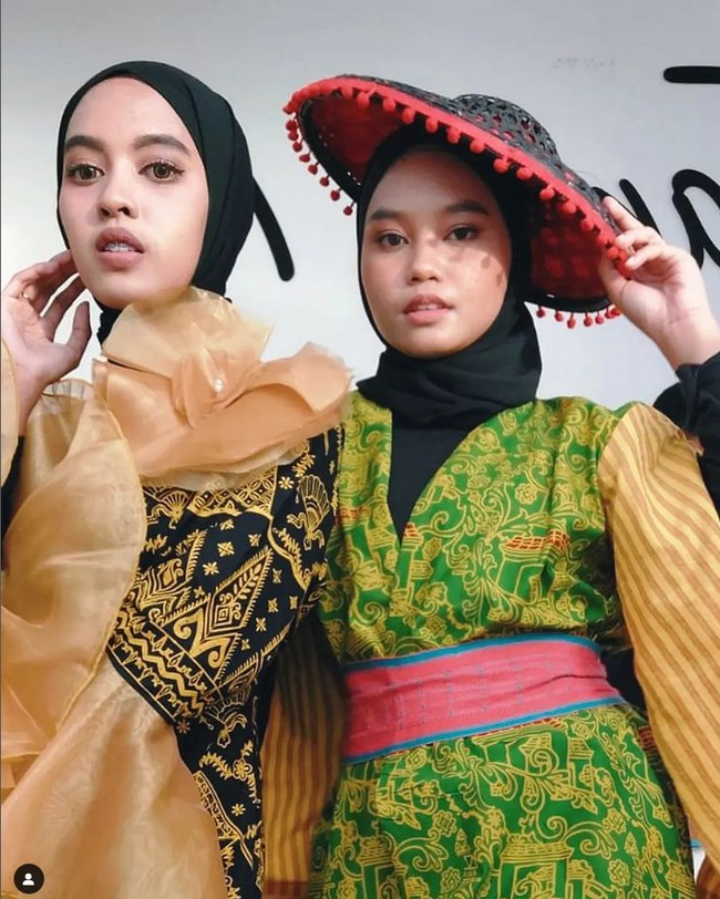 Sebenarnya ditinggalin gitu sih karena tiba-tiba dia suka dan deket sama yang lain. Tapi aku malu itu drama pas masih kuliah soalnya, tuturnya. Foto: Dok. Instagram @amalia.idris.