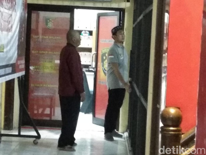 FS (baju lengan panjang) guru mengaji diduga mencabuli santrinya saat diperiksa di Mapolres Jember.