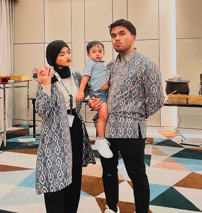 Sebelum berangkat umrah, Fuji mengabadikan momen saat bersama Gala dan Thariq. Fuji mengenakan hijab pashmina hitam dipadu dengan outer batik yang senada dengan Thariq. Foto: Instagram @fuji_an.