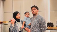 Thariq Halilintar dan Fuji juga sempat menjelankan umrah bersama. Foto: Instagram