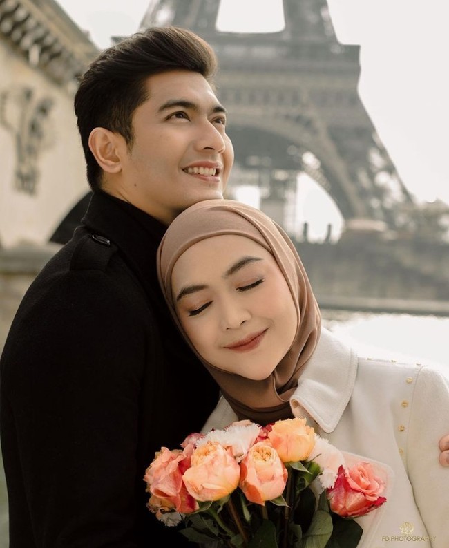 Saat berada di Paris, Ria Ricis yang ternyata diam-diam sudah hamil itu ditemani oleh sang suami, Teuku Ryan. Foto: Instagram/riaricis1795
