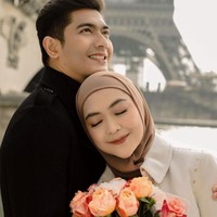 Saat berada di Paris, Ria Ricis yang ternyata diam-diam sudah hamil itu ditemani oleh sang suami, Teuku Ryan. Foto: Instagram/riaricis1795