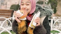 Ria Ricis yang hobi kulineran juga menyempatkan diri untuk mencicipi makanan enak saat pergi ke Turki. Membeli roti bagel, dirinya tampak bahagia makan roti di tengah dinginnya cuaca Turki. Foto: Instagram/riaricis1795