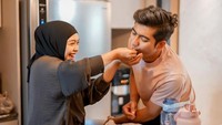 Ada beberapa selebriti yang merasakan pengalaman berbeda di momen lebaran tahun ini di mana mereka menghabiskannya bersama sang kekasih. Siapa saja? Instagram/riaricis1795