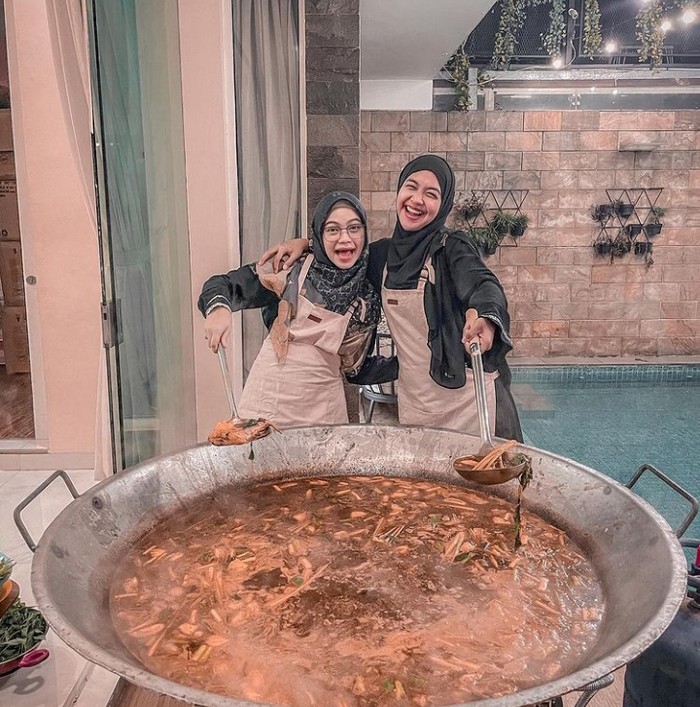 Galeri Ria Ricis Momen Romantis Ria Ricis dan Suami Saat Makan di Resto Bawah Laut