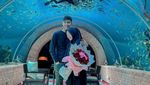 Momen Romantis Ria Ricis dan Suami Saat Makan di Resto Bawah Laut