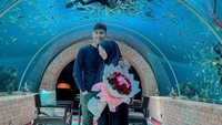 Keromantisan keduanya juga diperlihatkan saat tengah makan di restoran bawah laut. Memberikan kejutan setelah sesi makan, seikat bunga berukuran besar ini diberikan oleh Teuku Ryan untuk Ria Ricis. Foto: Instagram/riaricis1795