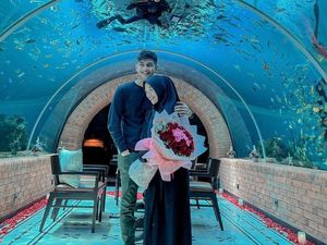 Momen Romantis Ria Ricis dan Suami Saat Makan di Resto Bawah Laut