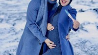 Setelah menunggu beberapa waktu, Ria Ricis dan Teuku Ryan akhirnya bagikan kabar bahagia tentang kehadiran buah hati pertamanya. Berfoto dengan memegang testpack positif, Ria Ricis lakukan foto maternity di Turki. Foto: Instagram/riaricis1795