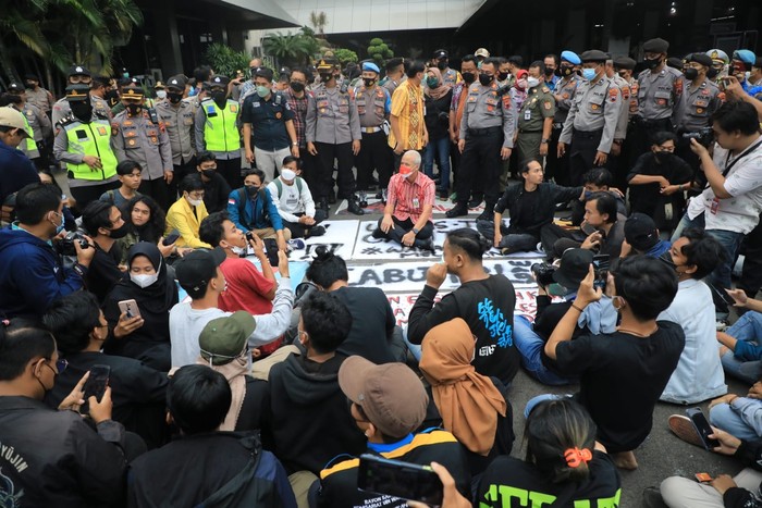 Ganjar Temui Aksi Masa Demo Tambang Wadas