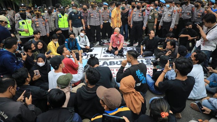 Ganjar Temui Aksi Masa Demo Tambang Wadas