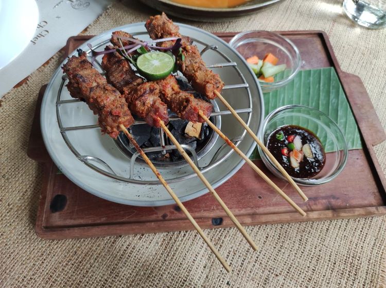 Sate Rembiga dan Garang Asam Sedap Kreasi Chef Chandra Yudasswara