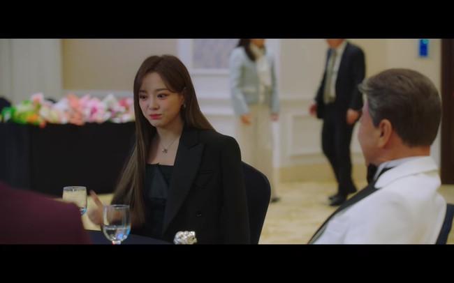 Gaya sang aktris tak kalah mewah saat memakai blazer hitam Bottega Veneta seharga Rp 20 jutaan. Dia memadukannya dengan clutch senada dari Roger Vivier dan heels Jimmy Choo seharga Rp 28 jutaan. Foto: dok. Netflix