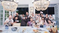 Mengawali tahun 2022, Gilang memberikan hadiah untuk para asisten rumah tangga, satpam hingga baby sitter anaknya. Mereka juga diajak makan malam bersama dengan menu makanan enak. Foto: Instagram @juragan_99