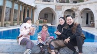 Gilang dan istrinya, Shandy Purnamasari dikenal sebagai salah satu crazy rich yang kerap memamerkan hartanya. Keduanya juga sering pamer momen seru kulineran.  Foto: Instagram @juragan_99