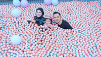 Gilang juga sempat mencuri perhatian saat anaknya merayakan ulang tahun. Ia memberikan hadiah berupa snack Kinder Joy dalam jumlah super banyak. Bahkan jajanan ini bisa dijadikan kolam. Foto: Instagram @juragan_99