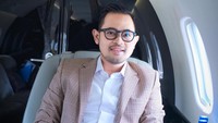 Gilang kerap bepergian dengan jet pribadi. Ia juga sering mengunggah momennya ketika menaiki jet ini. Ia jarang makan di dalam pesawat jet, dan biasa hanya ditemani air mineral botolan.  Foto: Instagram @juragan_99