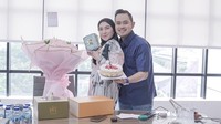 Ketika ulang tahun sang istri, Gilang memberikan kejutan manis berupa cake keju dengan topping strawberry. Ia juga memberikan hadiah lainnya seperti tas dan buket bunga ukuran jumbo.  Foto: Instagram @juragan_99