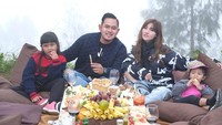 Salah satu momen serunya bisa dilihat ketika mereka asyik piknik bersama di kawasan Bromo. Suasana pegunungan Bromo yang alami membuat momen makan jadi berselera. Foto: Instagram @juragan_99