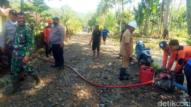 Gotong royong pembersihan usai banjir surut