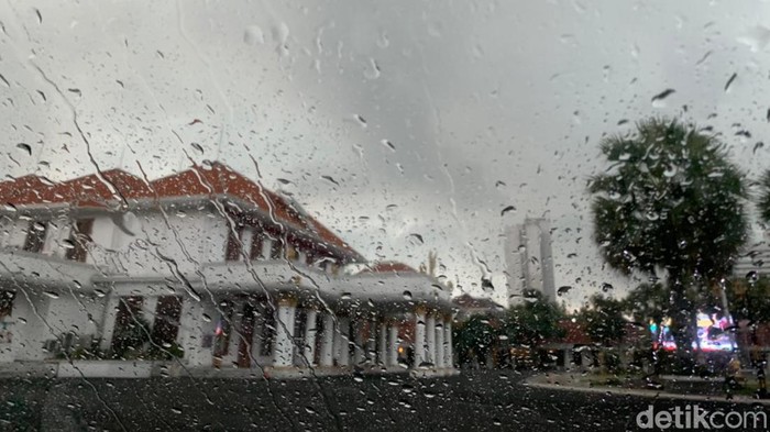 hujan di surabaya