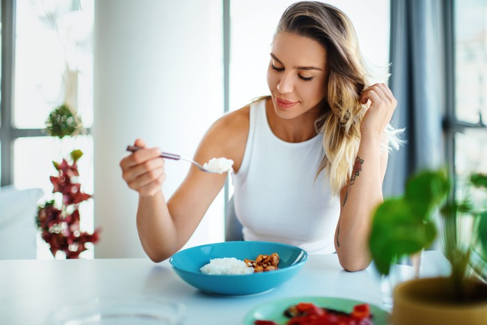 Ilustrasi makan nasi Portrait of beautiful Asian woman eating fried rice in restaurant in Taiwan