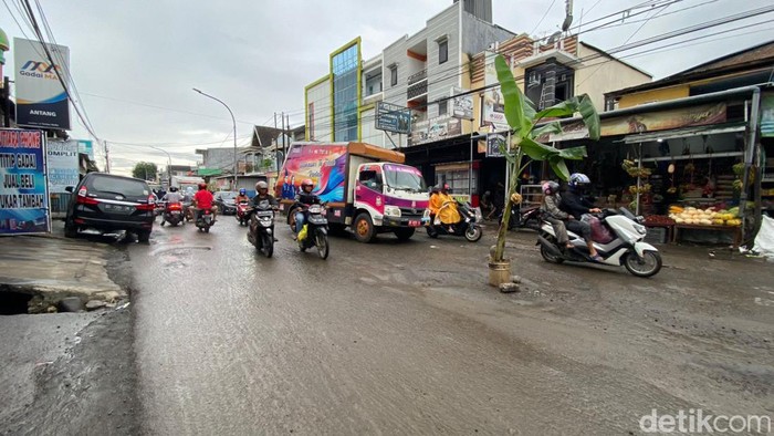 Jalan Antang Makassar rusak parah ditanami pisang.
