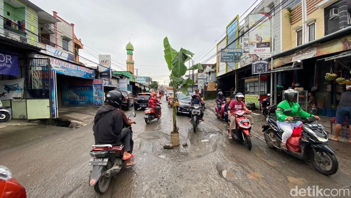 Jalan Antang Makassar rusak parah ditanami pisang.