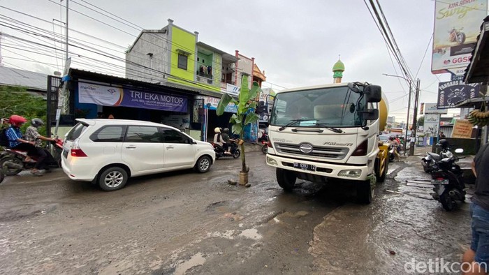 Jalan Antang Makassar rusak parah ditanami pisang.