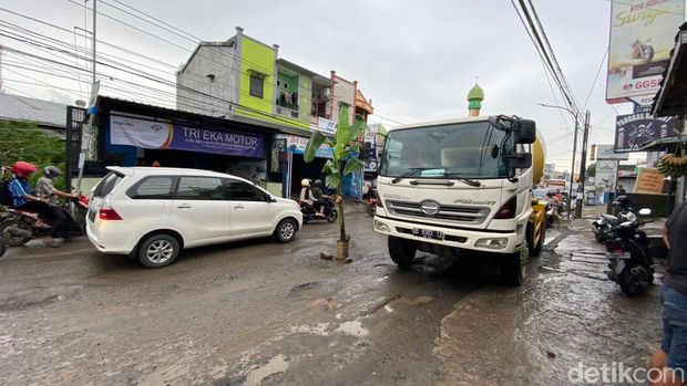 Jalan Antang Makassar rusak parah ditanami pisang.