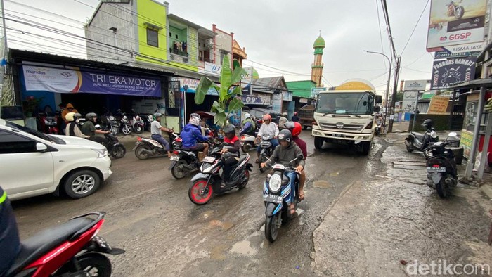 Jalan Antang Makassar rusak parah ditanami pisang.