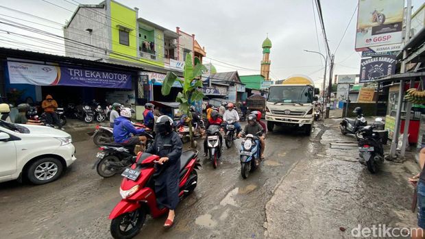 Jalan Antang Makassar rusak parah ditanami pisang.