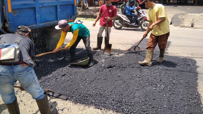 Jalan Saketi-Labuan yang rusak mulai diperbaiki (Aris-detikcom)